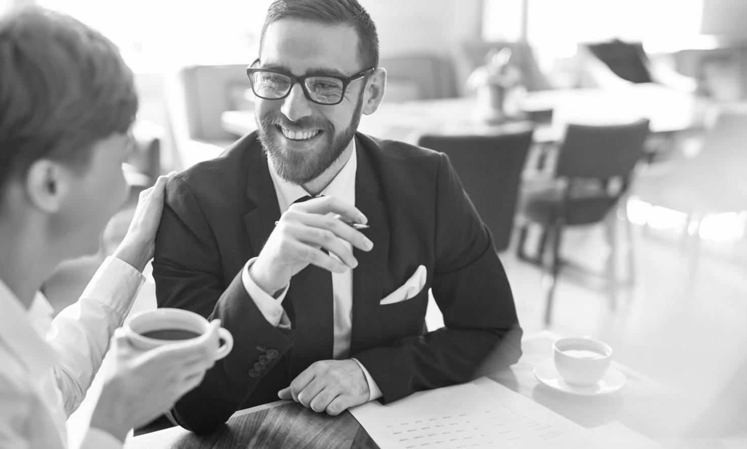 Environnement de travail moderne avec outils technologiques financiers